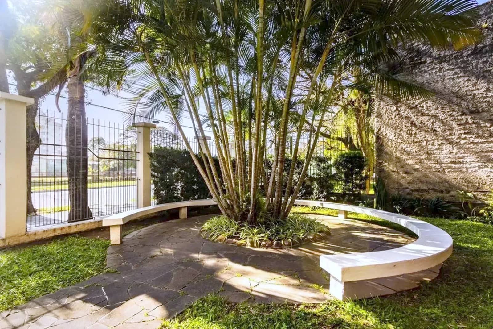 Jardim na entrada do prédio