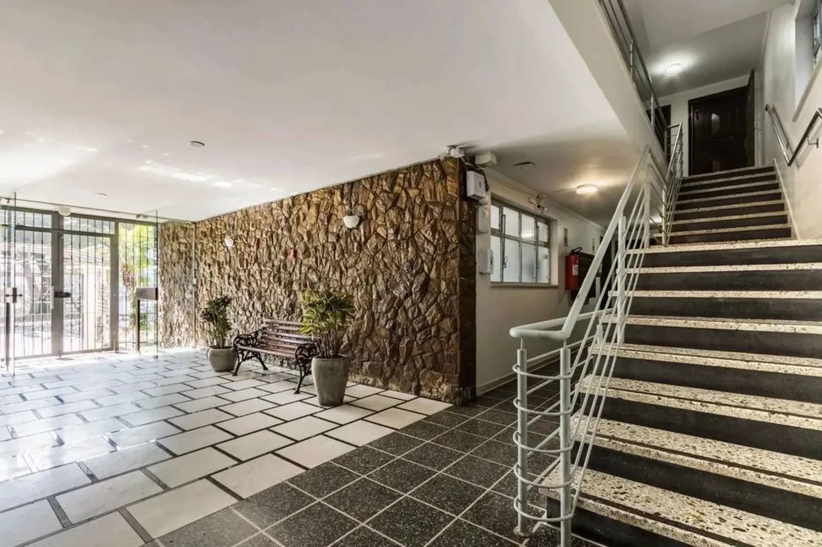 Hall de entrada com escada