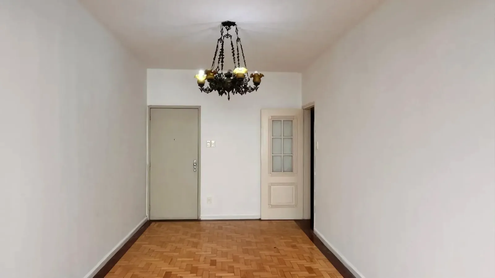 Living visto da janela, com a porta de entrada