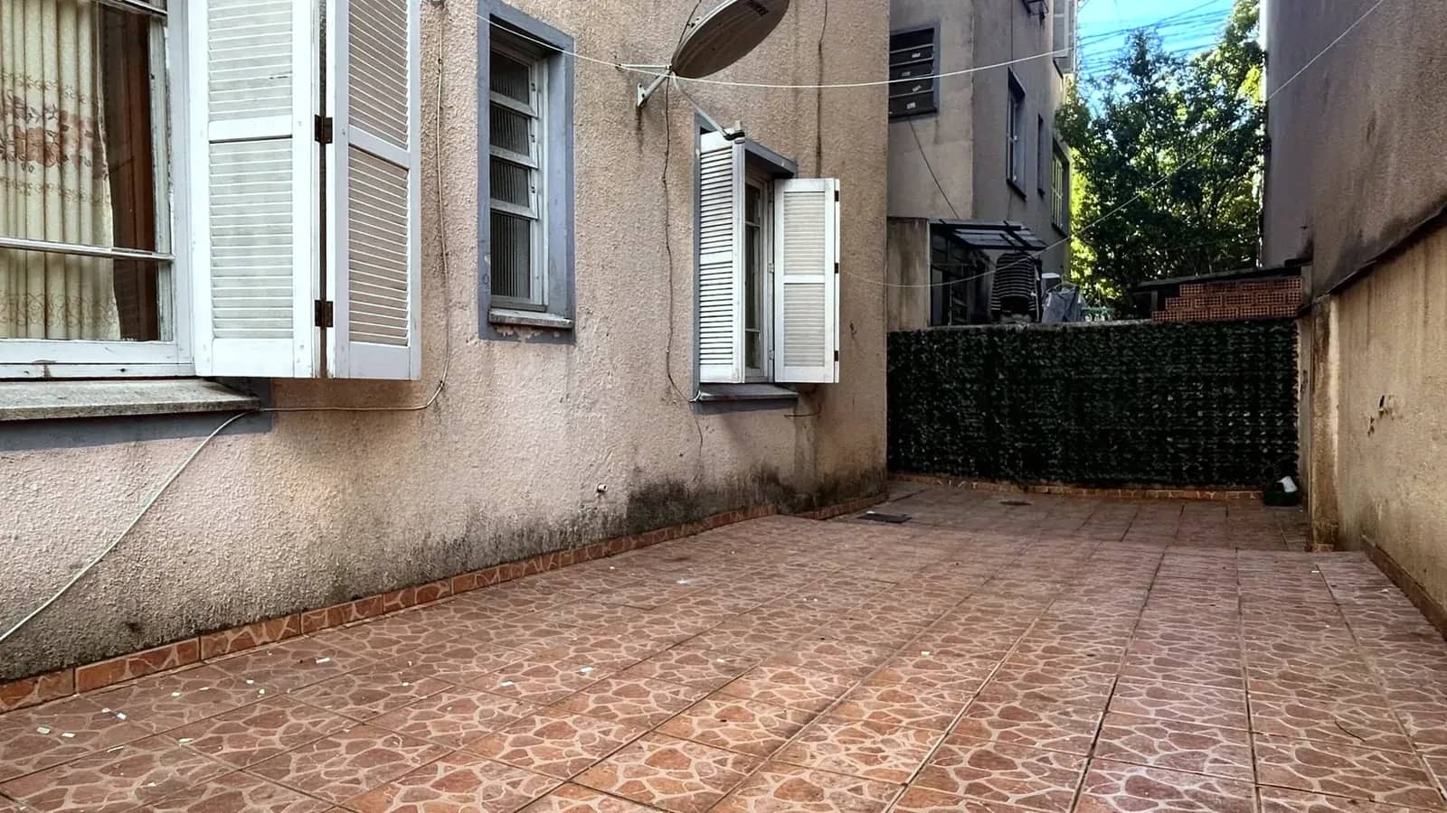 Pátio privativo nos fundos do apartamento