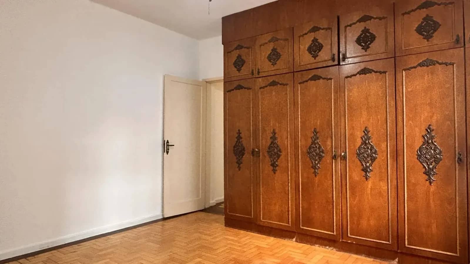 Dormitório com armário amplo