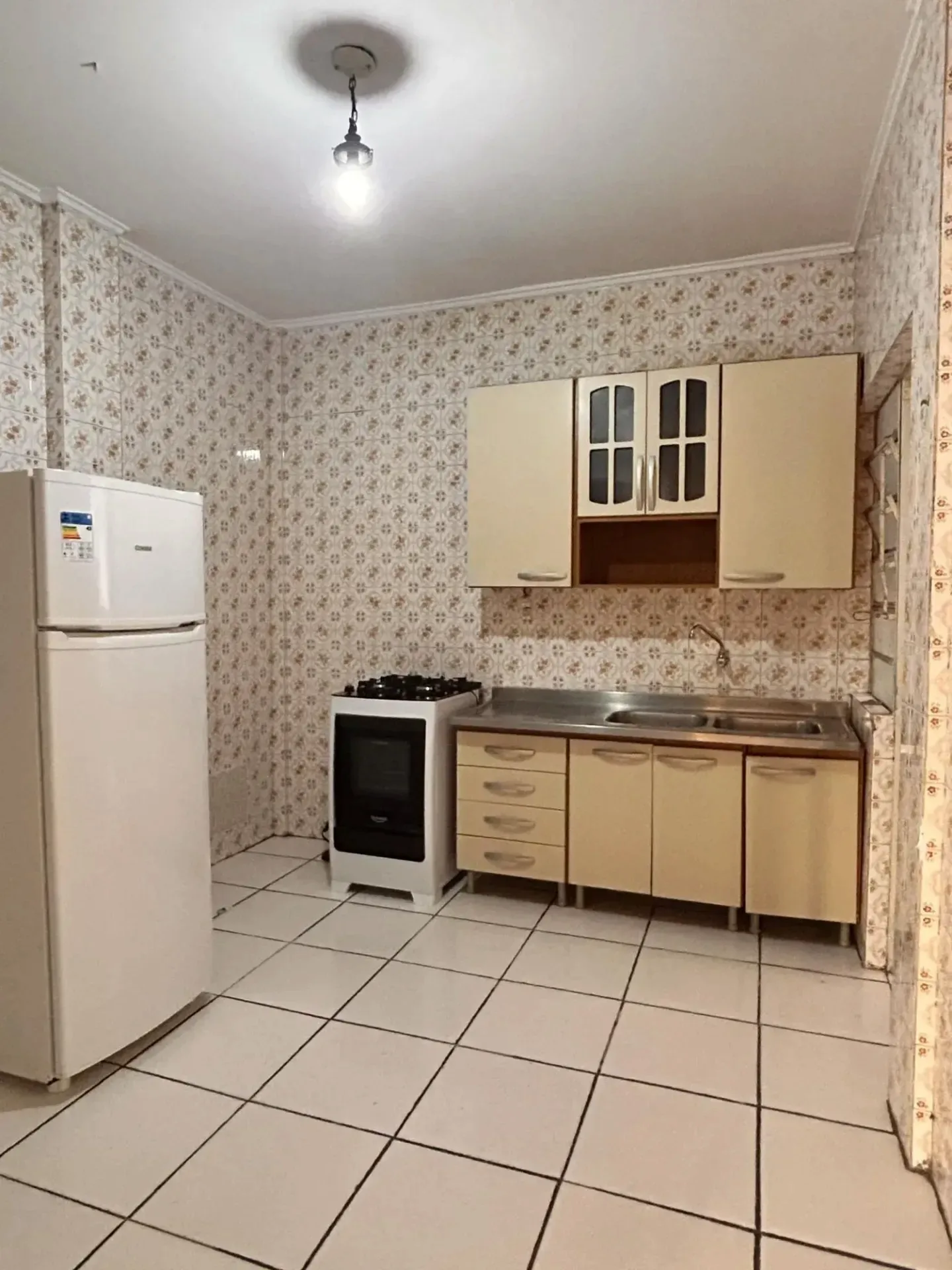 Cozinha ampla com armários
