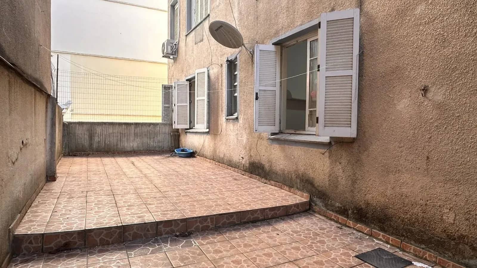 Pátio com piso cerâmico