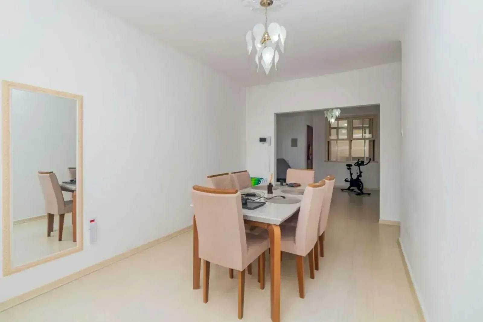 Sala de jantar do apartamento em Petrópolis, com lustre