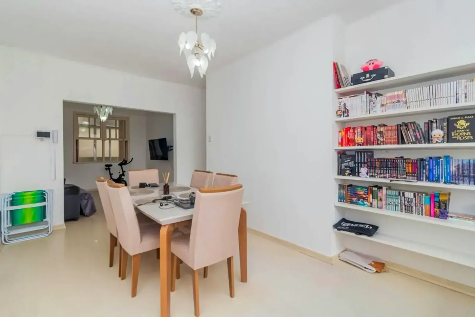 Sala de dois ambientes com estante
