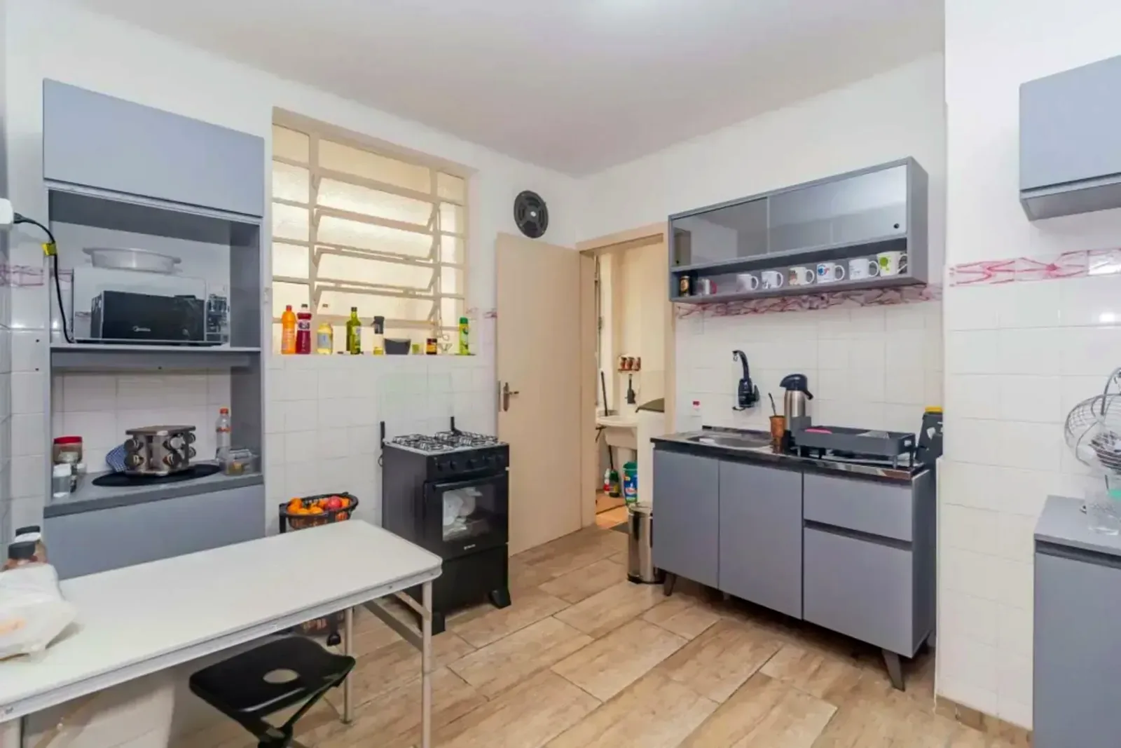 Cozinha planejada com armários e ar-condicionado