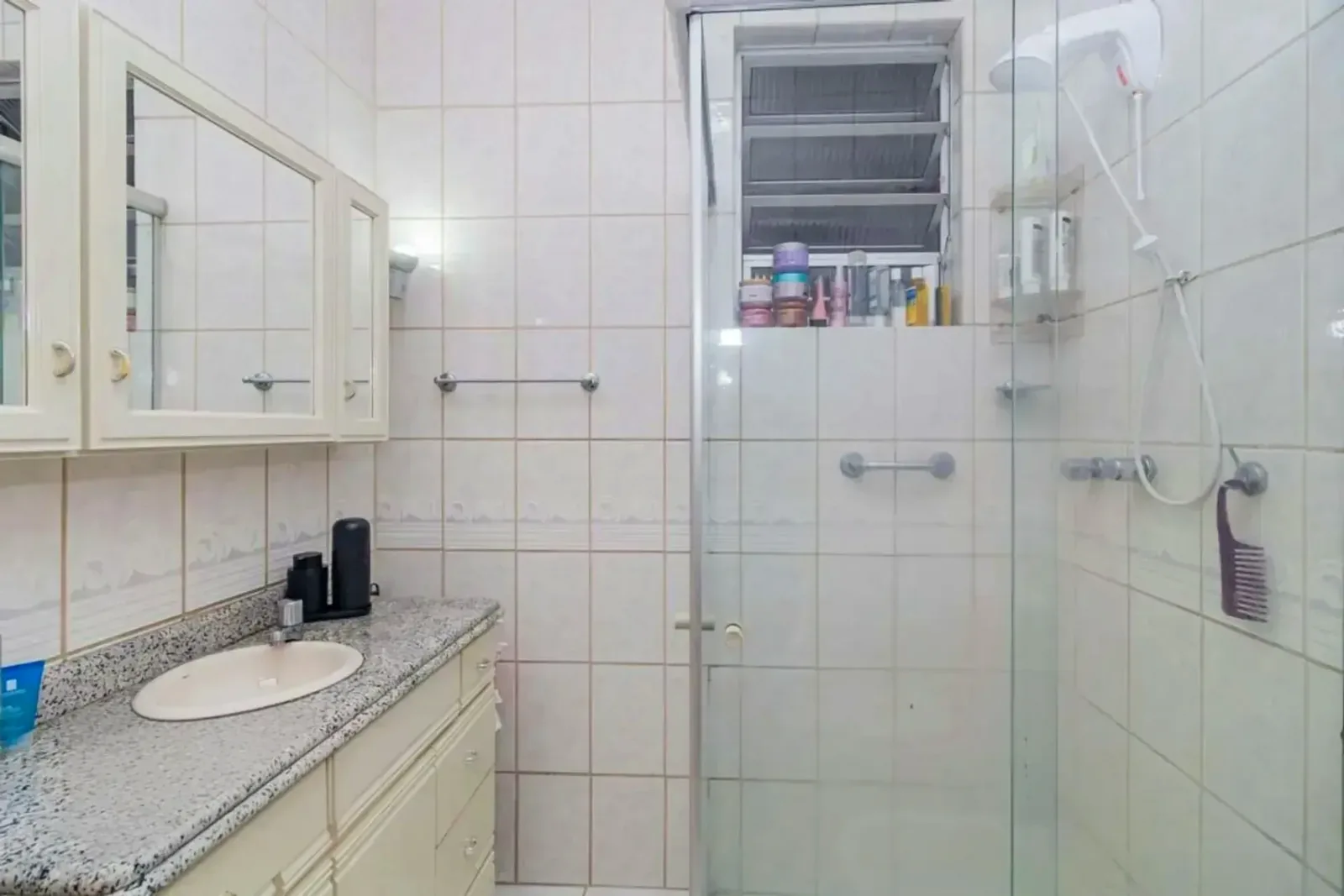 Banheiro com bancada de granito
