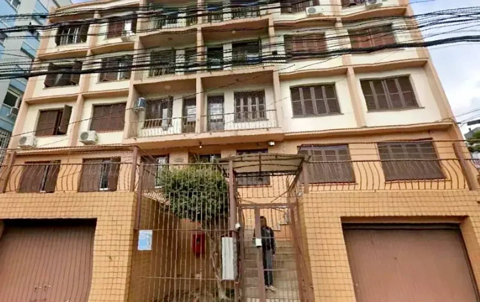Fachada do prédio na Avenida Protásio Alves, Petrópolis