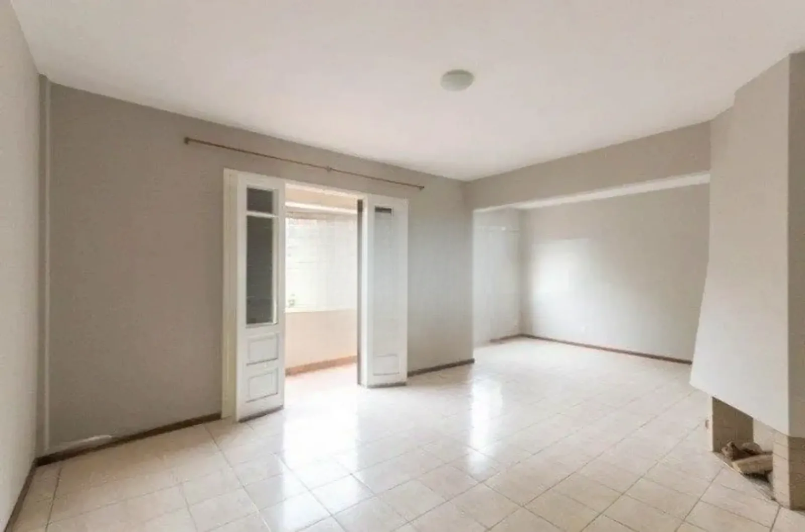 Living amplo com porta para a sacada no Jardim Botânico