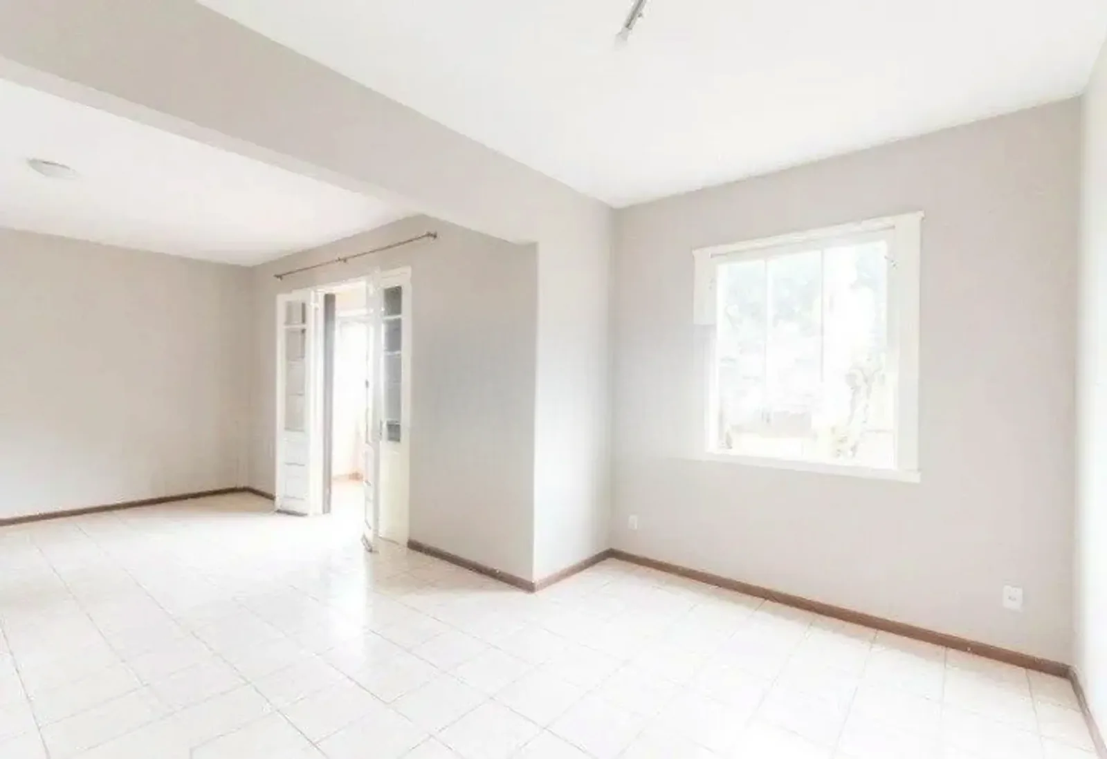 Living com janela e acesso à sacada