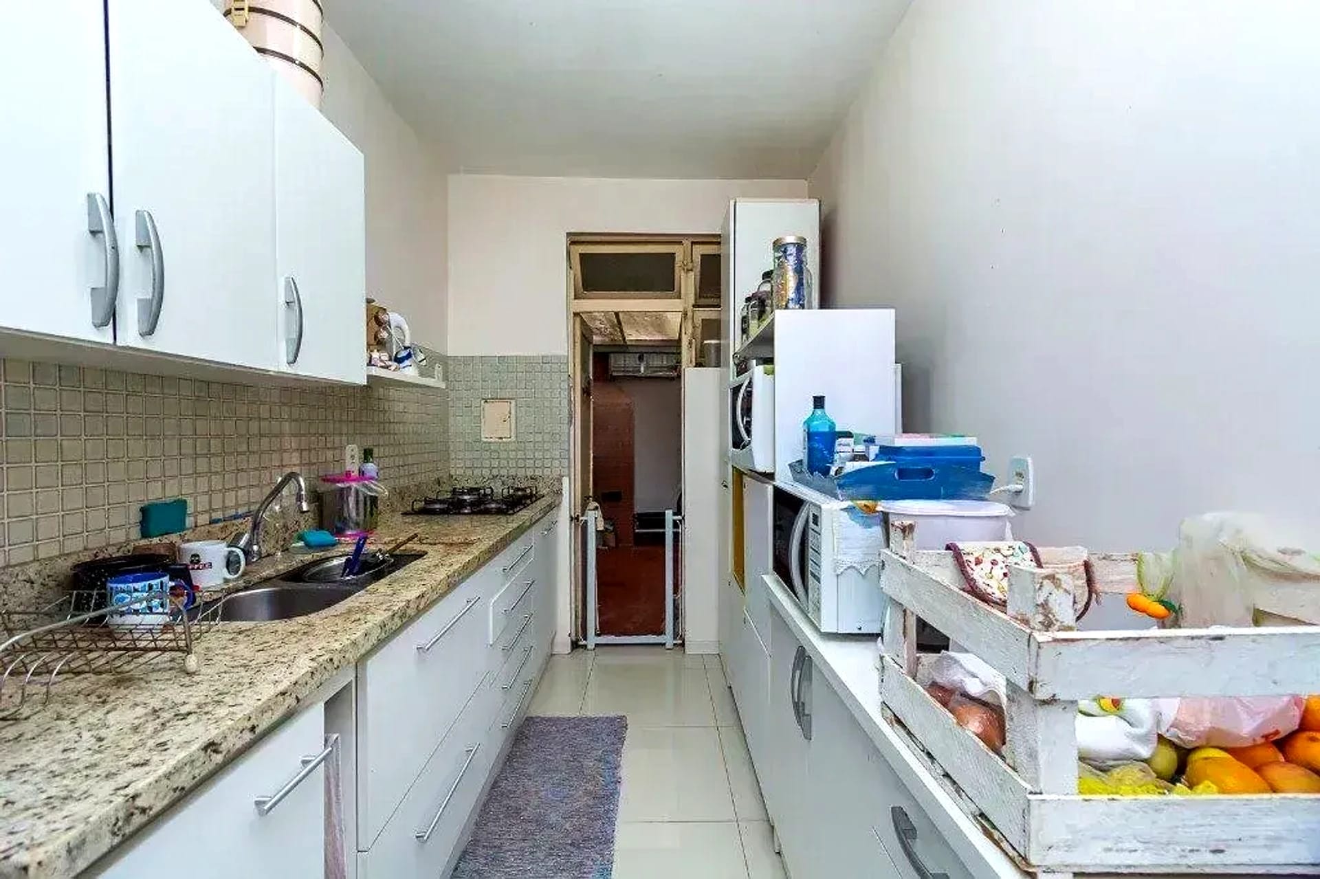 Cozinha com armários claros
