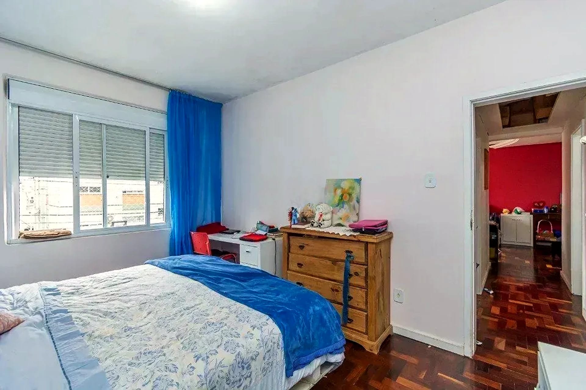 Suíte com janela ampla