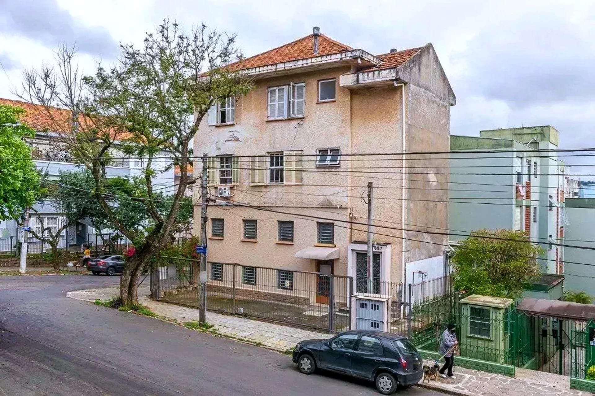 Rua arborizada em frente ao prédio