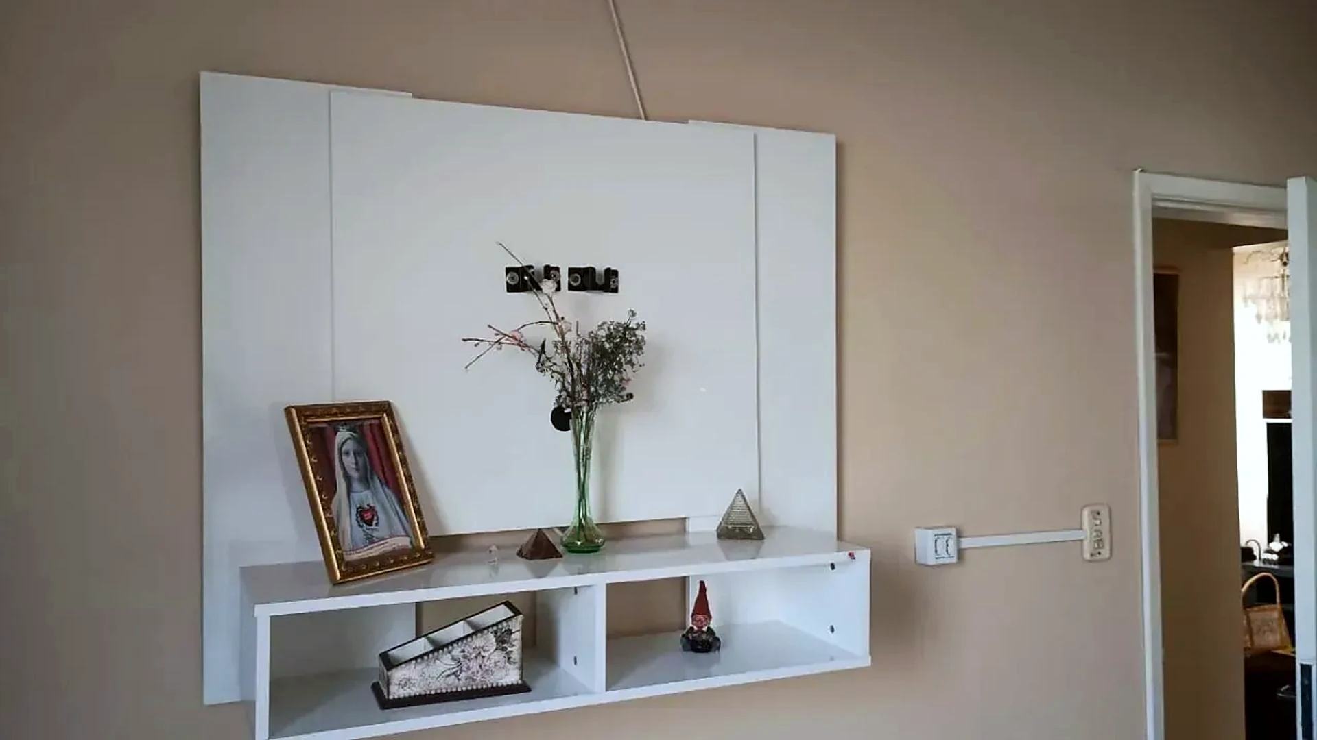 Living com painel de TV