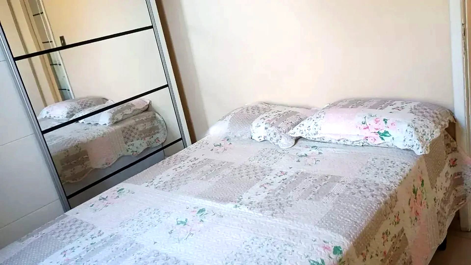 Dormitório com armário espelhado