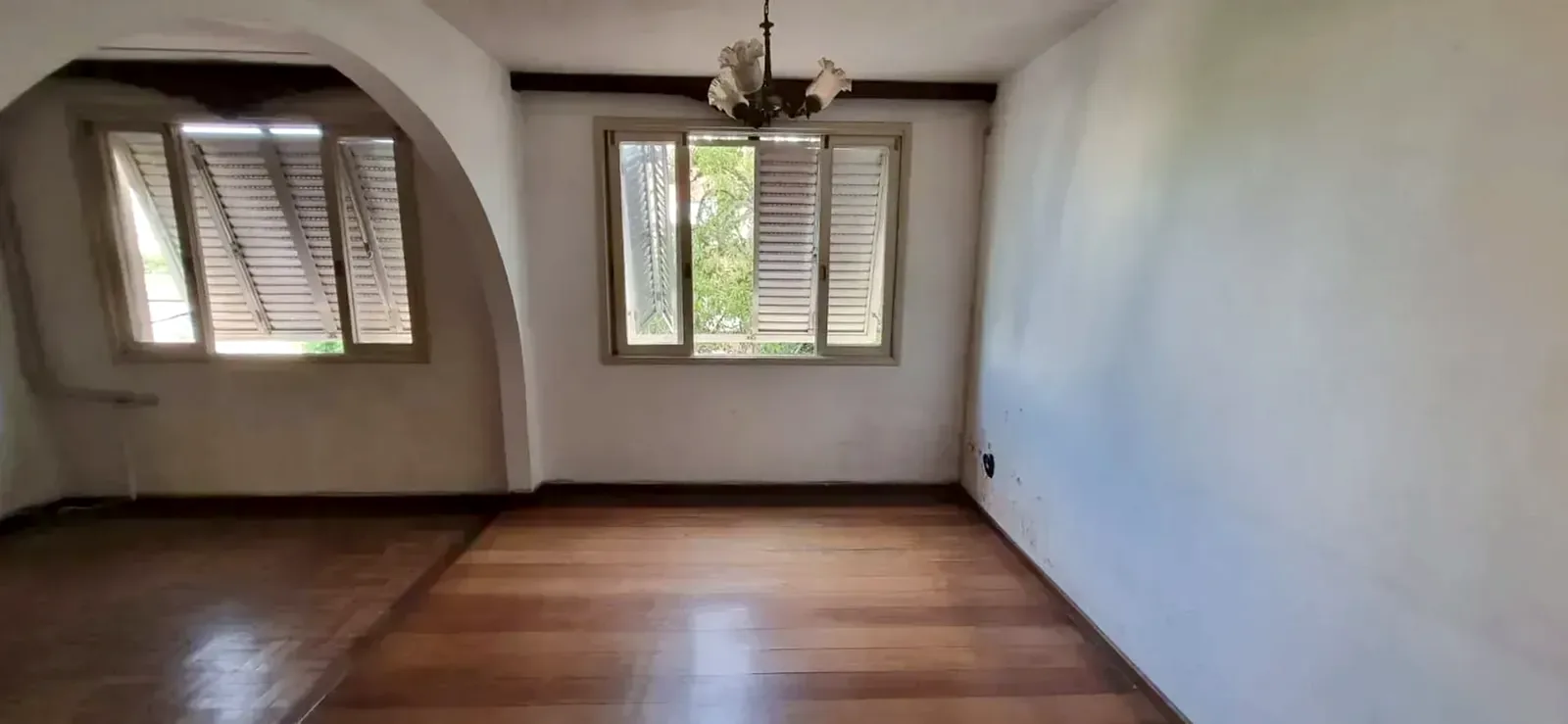 Sala de jantar com piso de madeira