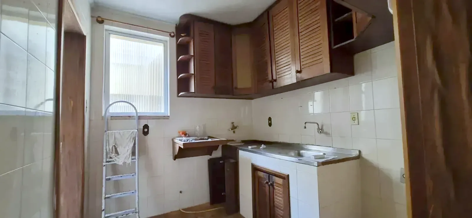 Cozinha e entrada da área de serviço