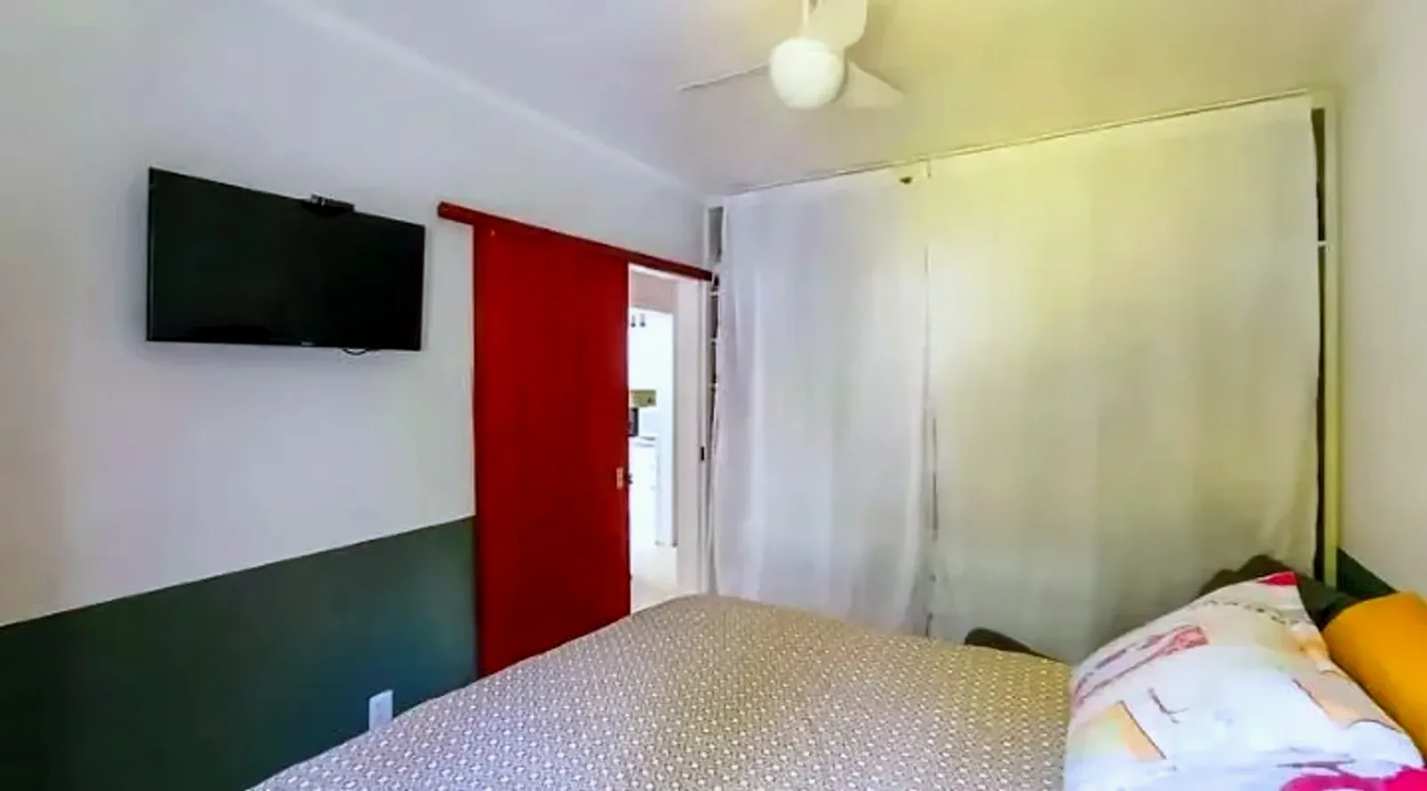 Dormitório com ventilador de teto