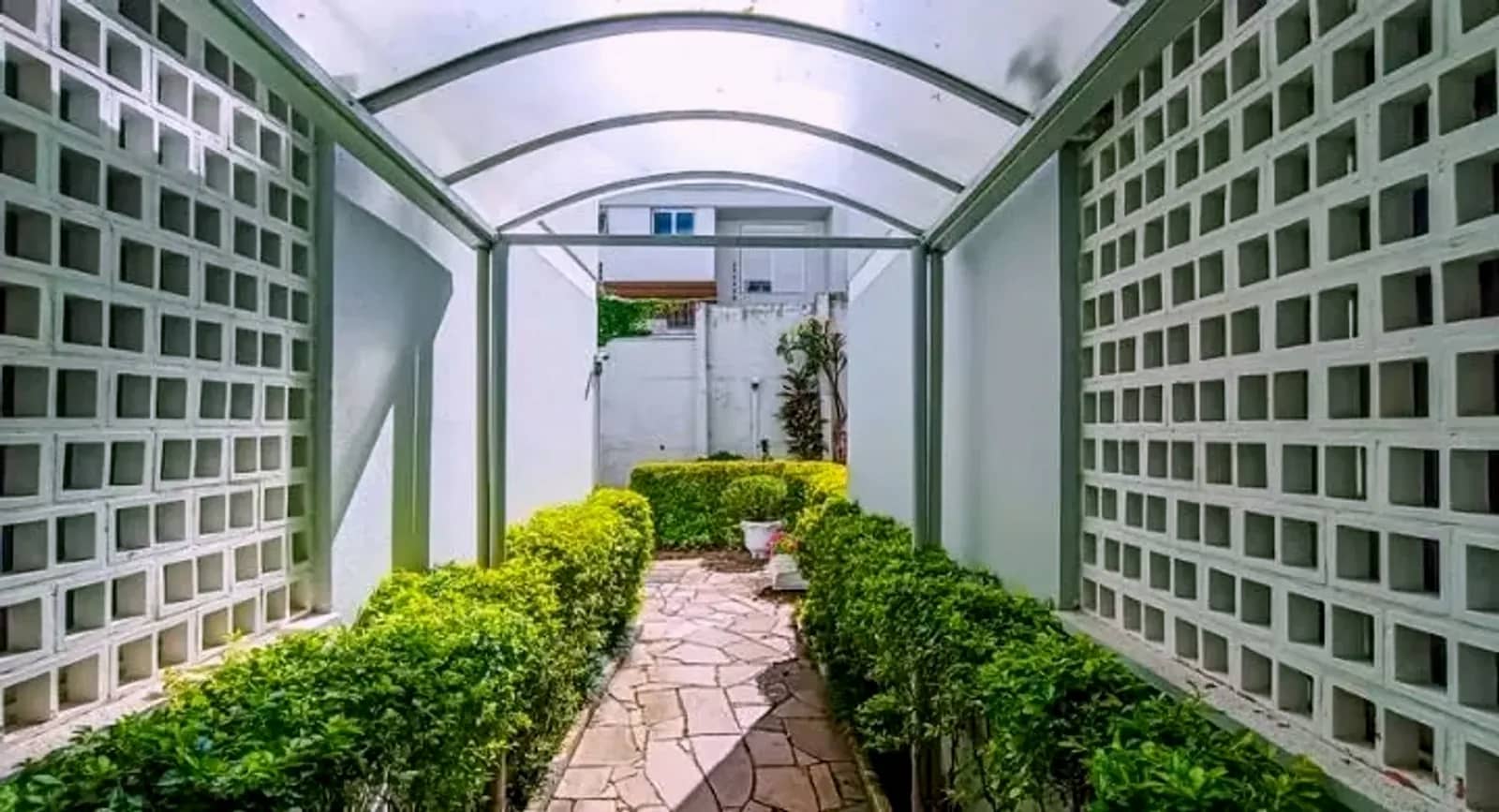 Pergolado com jardim
