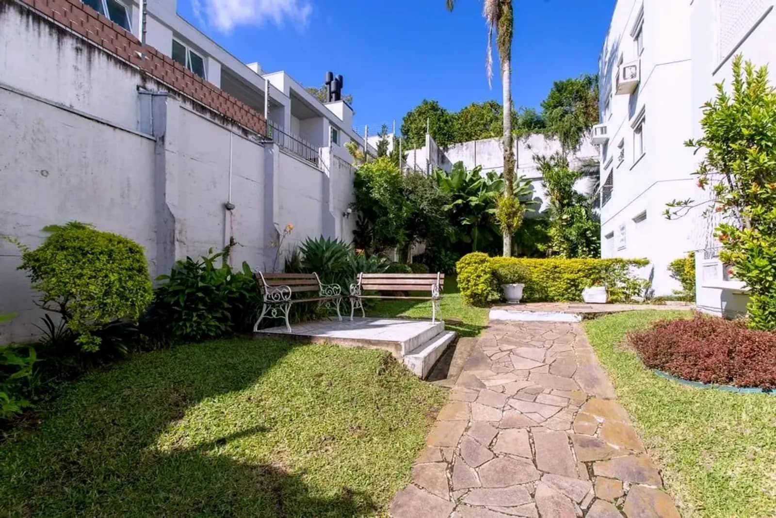 Jardim com bancos