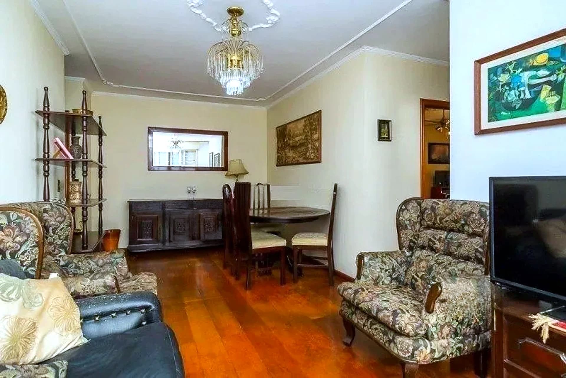 Living com piso de madeira