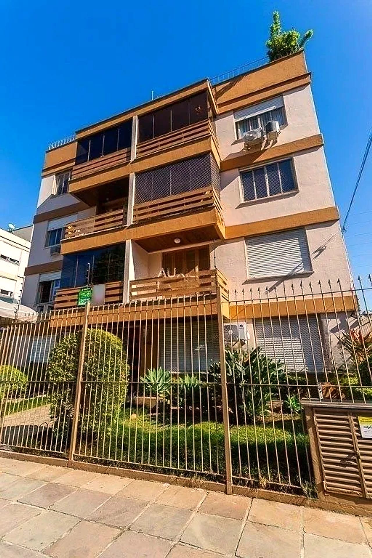 Fachada com jardim