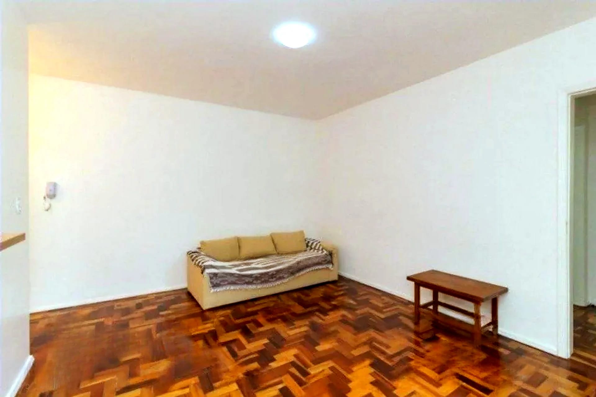 Sala clara com parquet