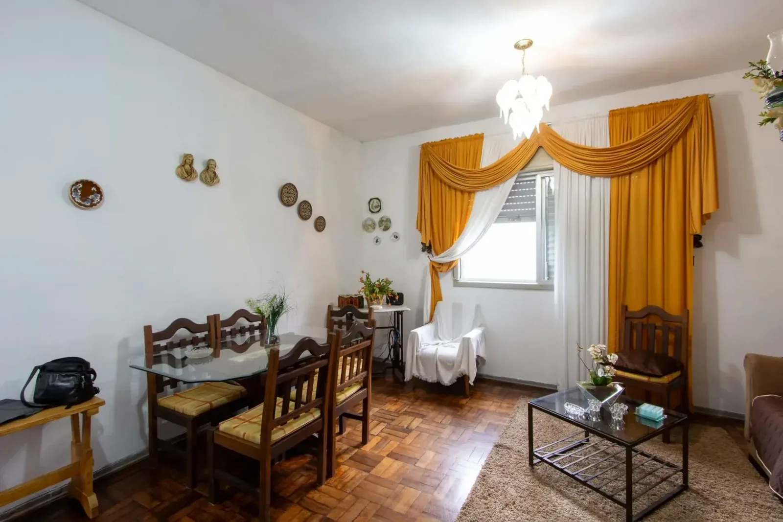 Sala com piso de parquê no Cristal, em Porto Alegre