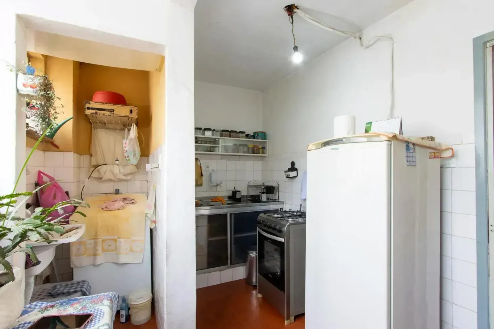 Cozinha com fogão e armários