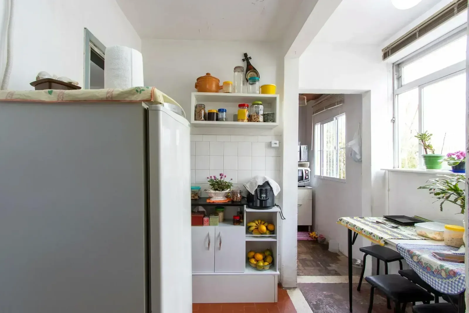 Cozinha e passagem para a área de serviço