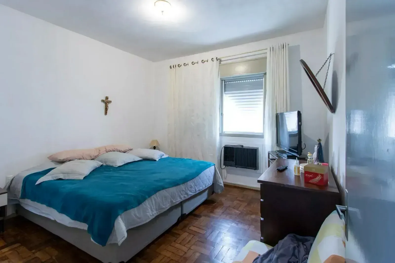 Dormitório de casal com janela
