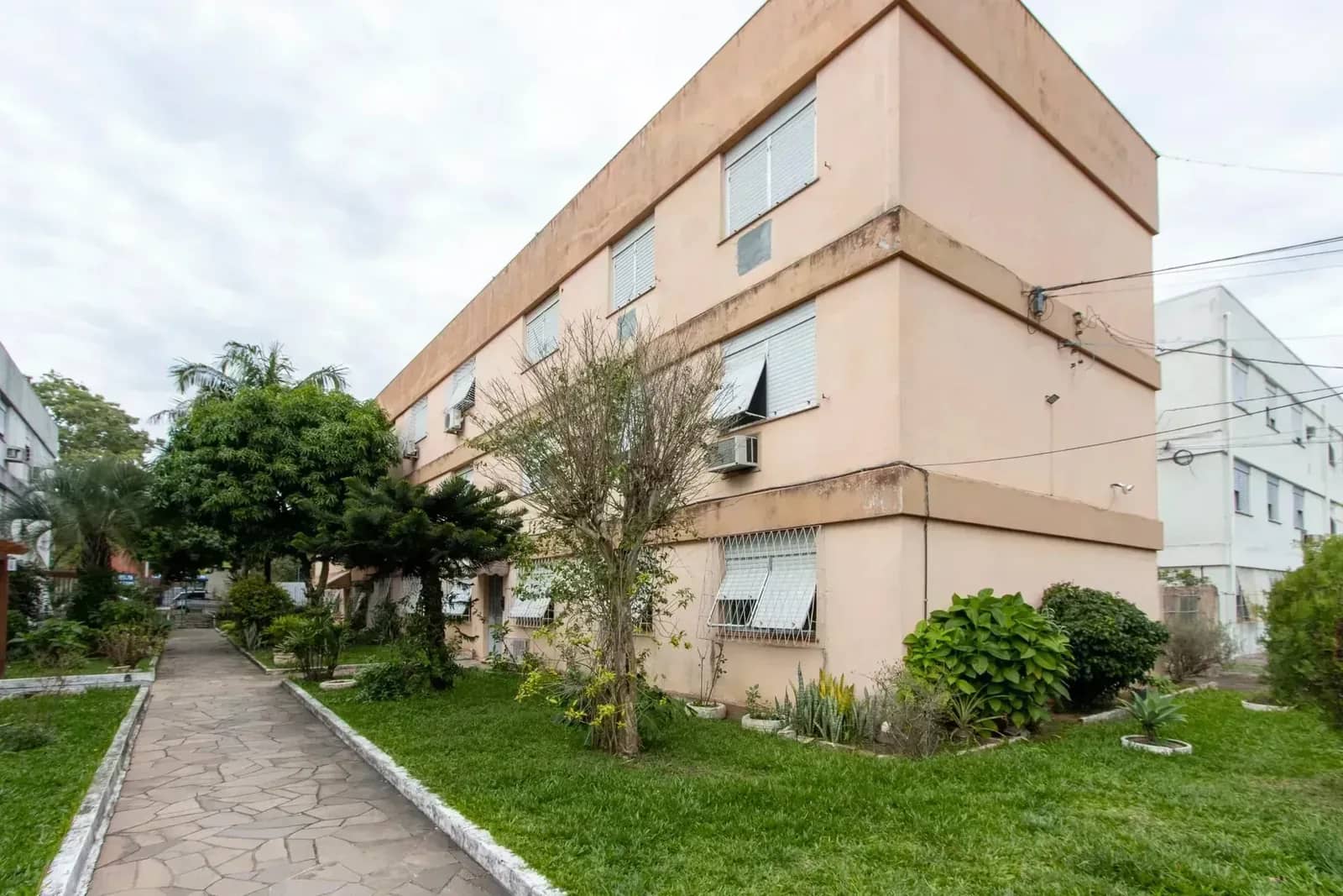 Condomínio de blocos baixos com jardins