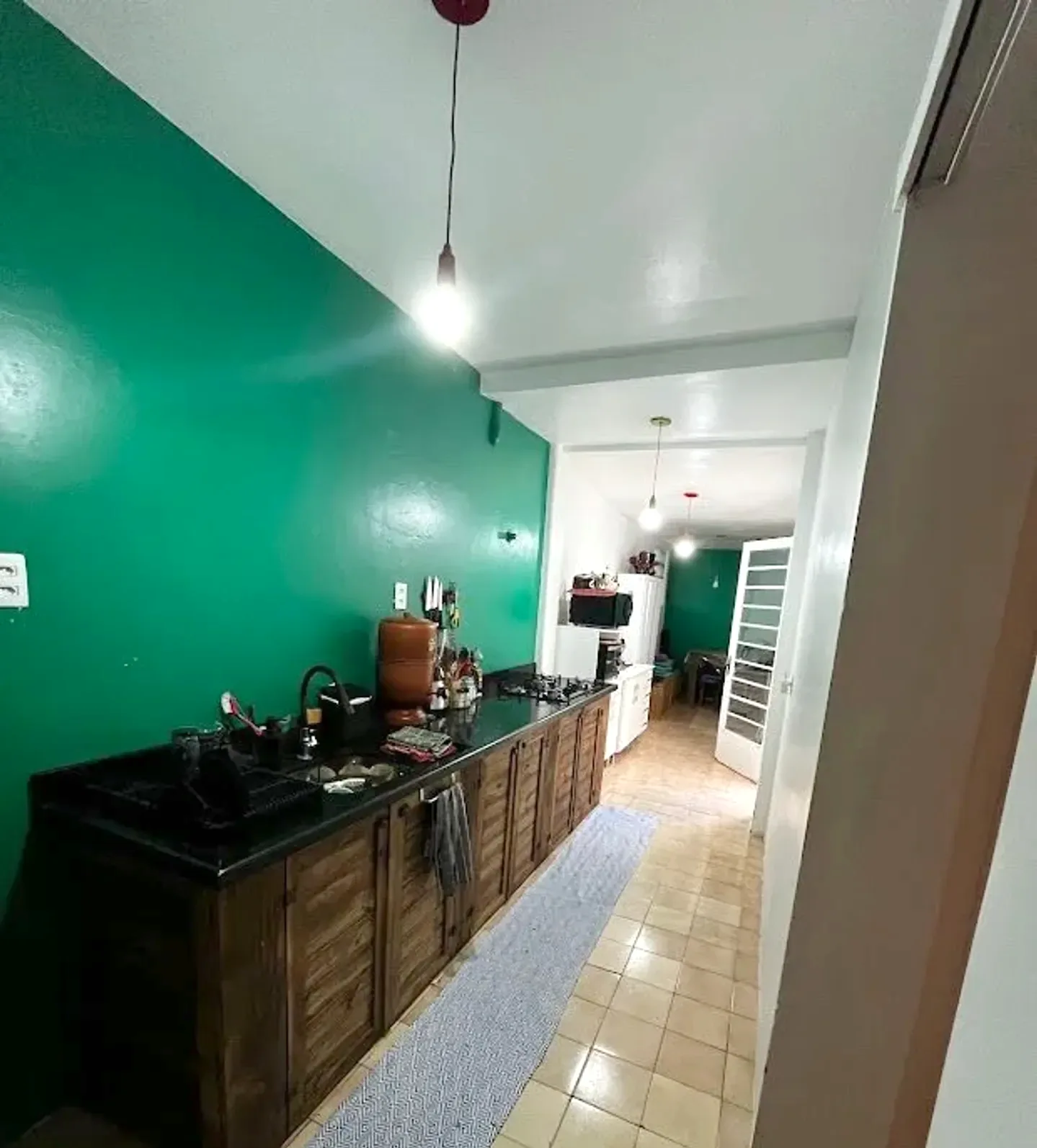 Cozinha comprida com armários