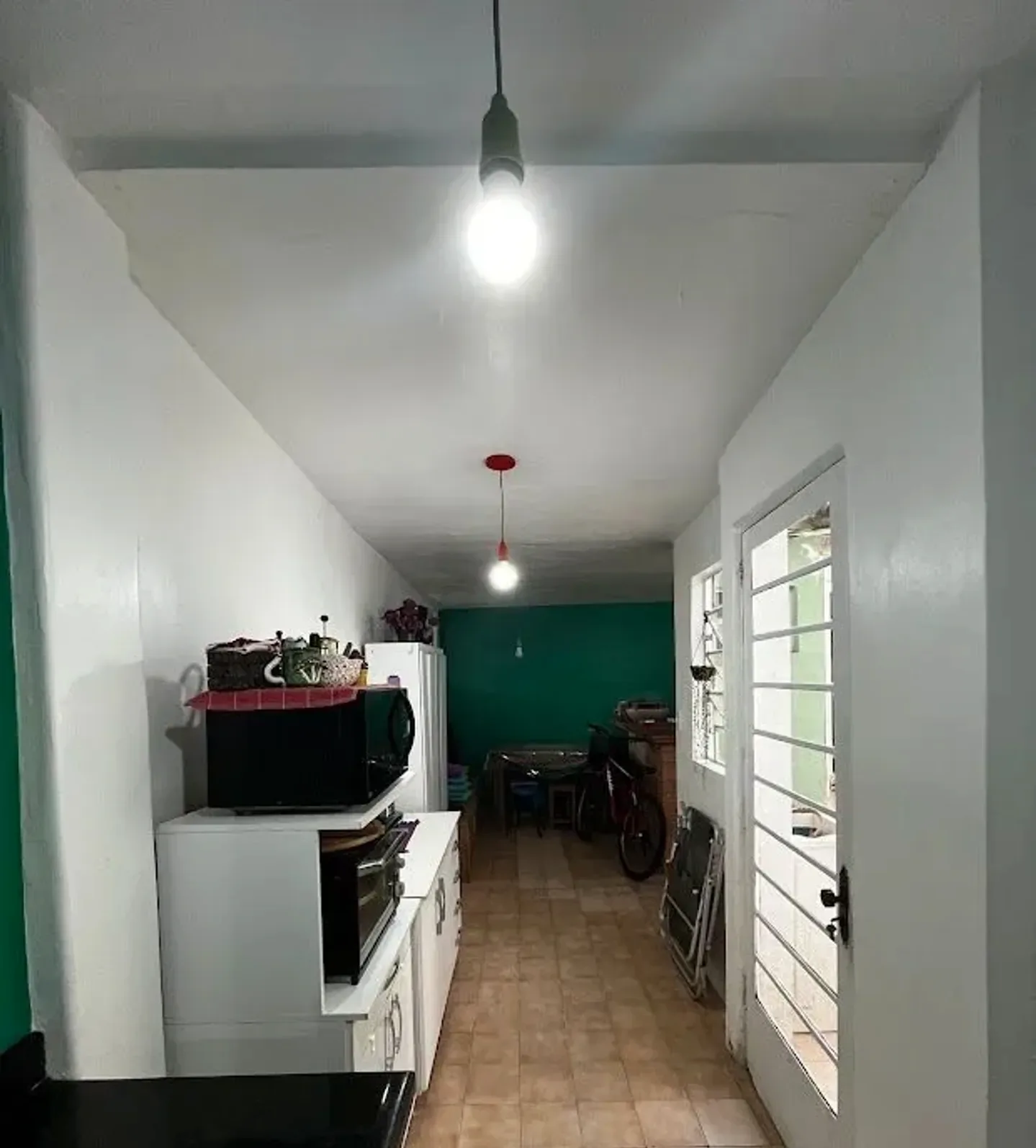 Cozinha vista da entrada, com janelas laterais