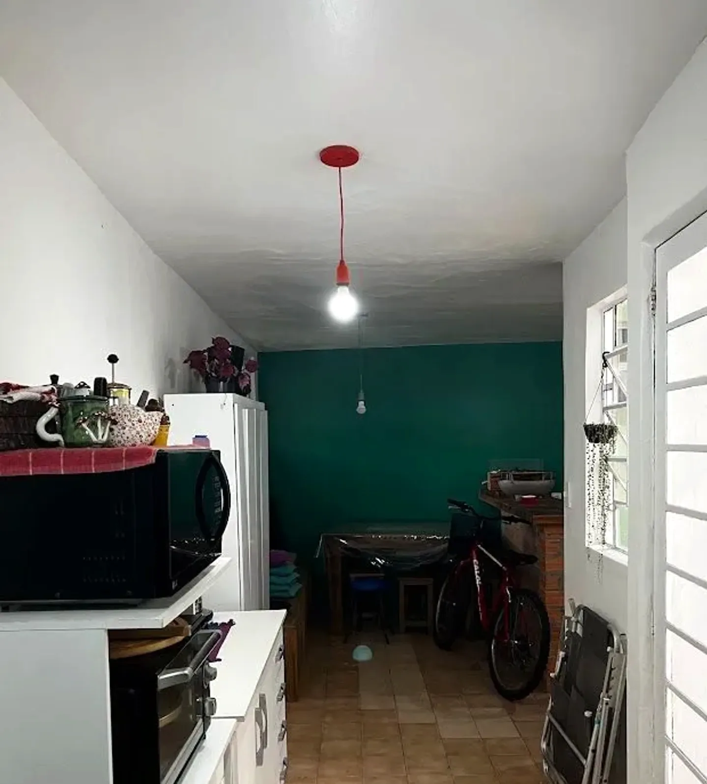 Cozinha ligada ao espaço da churrasqueira