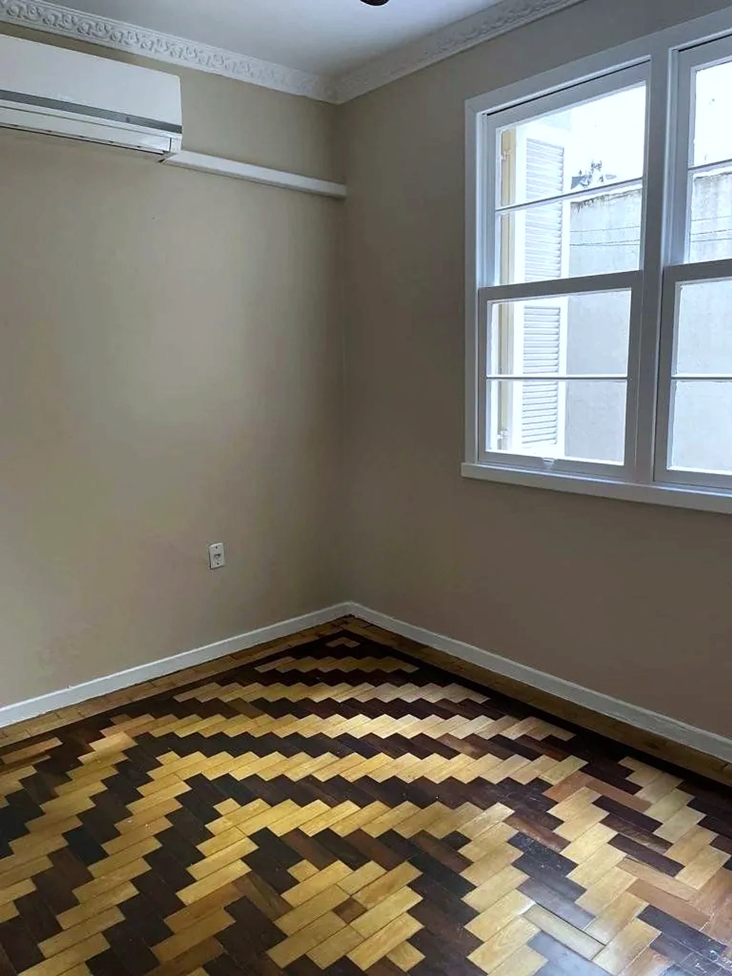 Sala ampla com janelas para a rua
