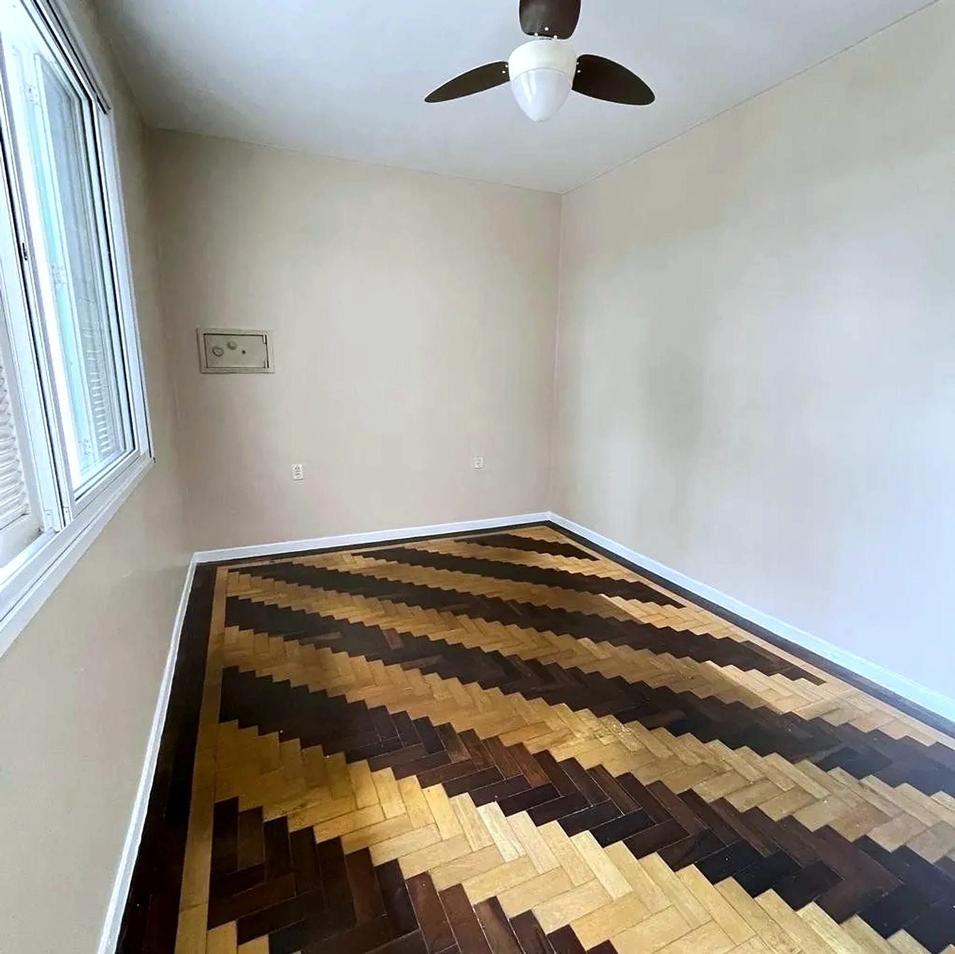 Dormitório com parquet em espinha de peixe