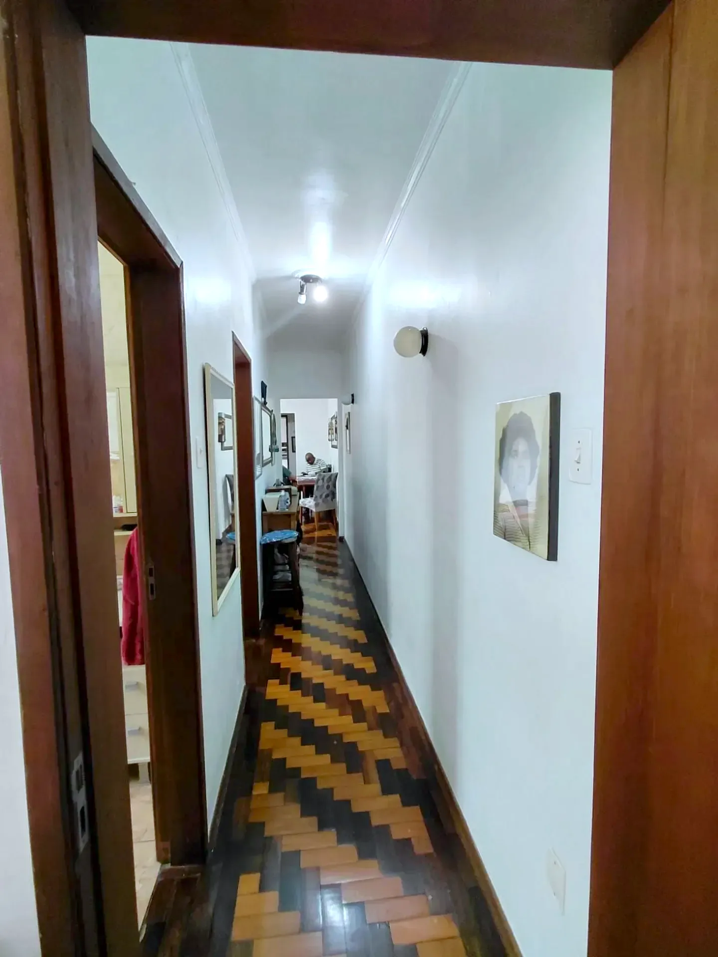 Corredor com piso de parquê