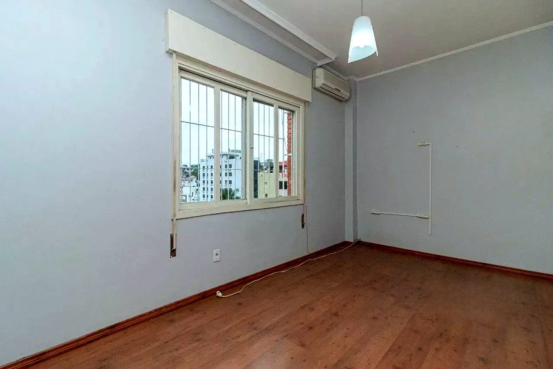 Sala com piso laminado