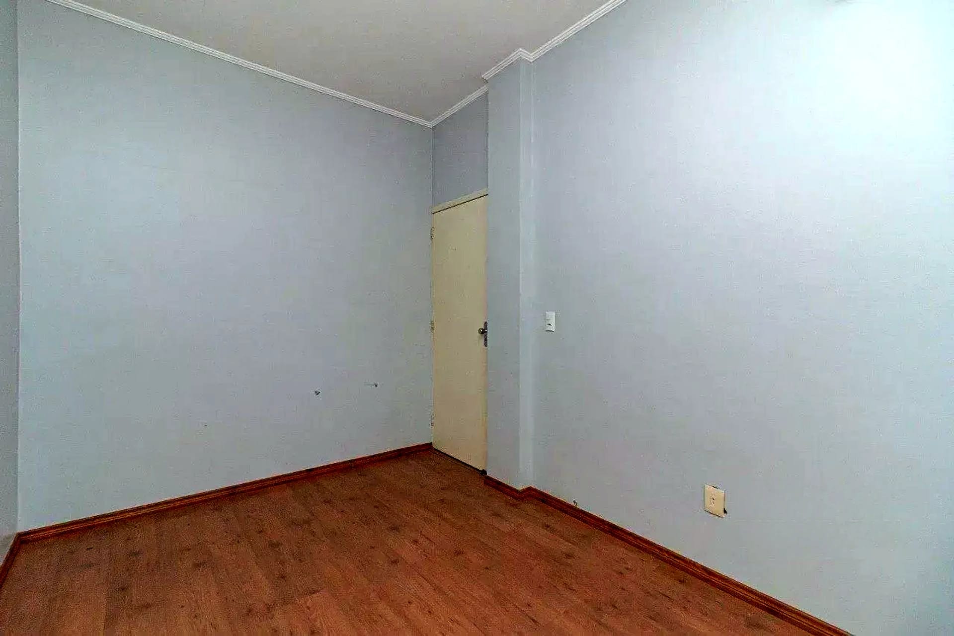 Dormitório com piso laminado