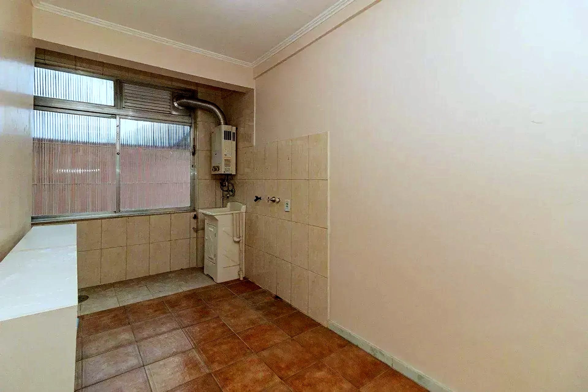 Cozinha com azulejo claro