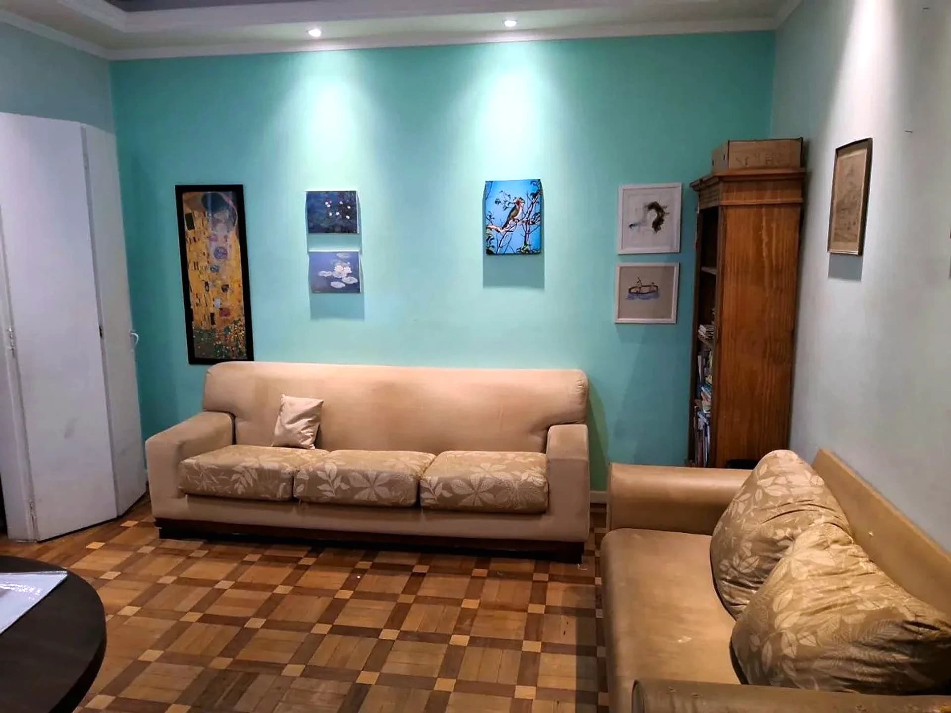 Sala de estar com parede verde-água