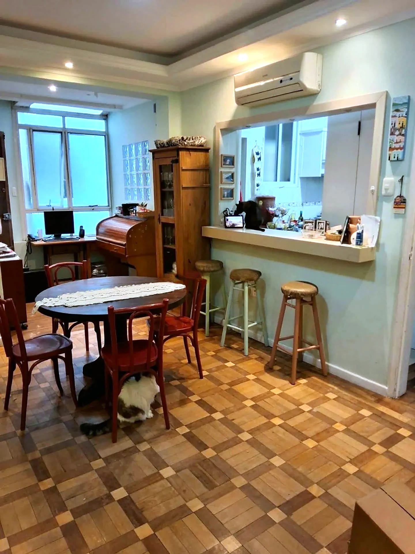 Sala de estar e jantar integradas, com piso de parquet