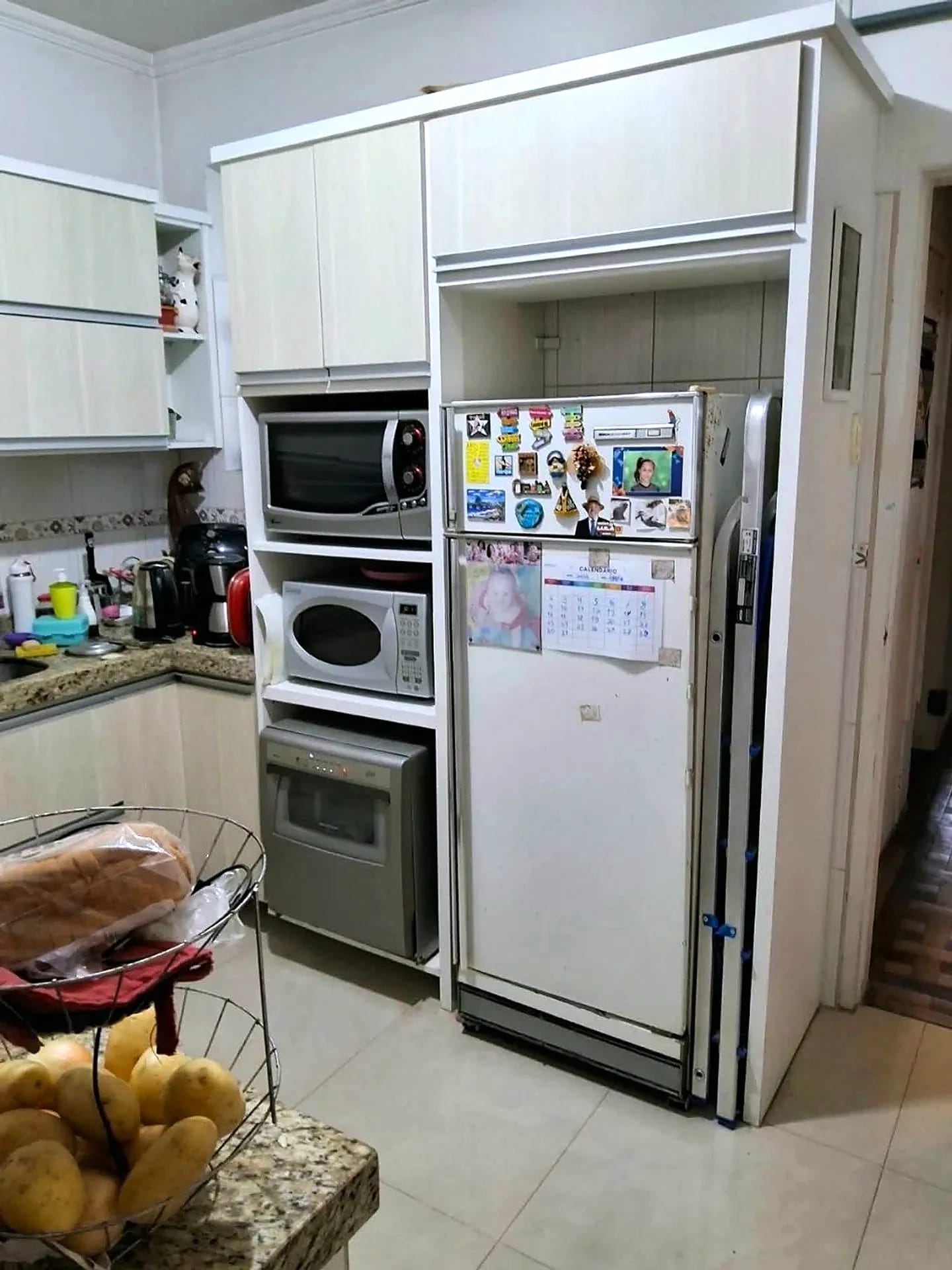 Cozinha planejada com forno e micro-ondas embutidos
