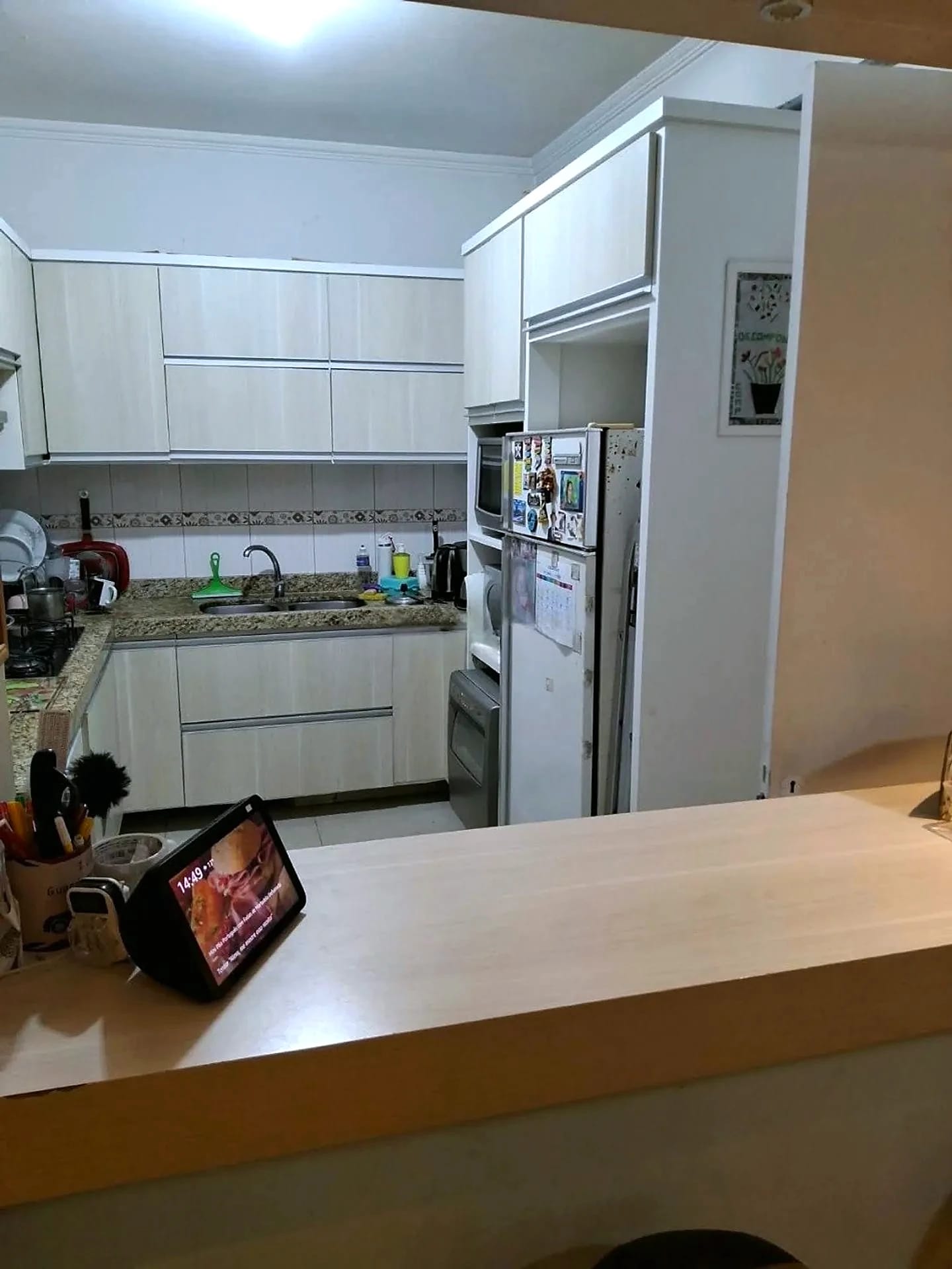 Cozinha com armários claros