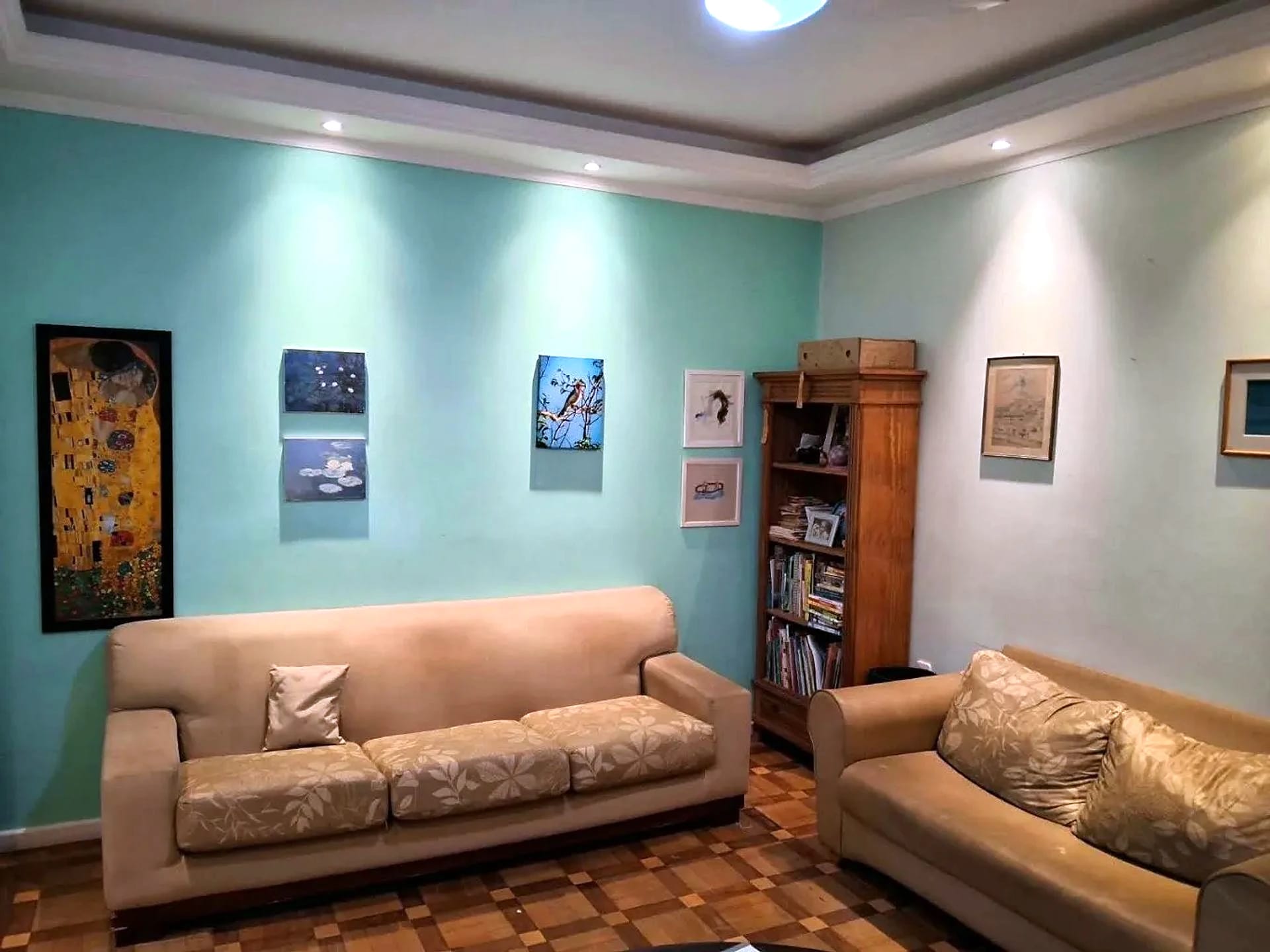 Sala com estante e quadros