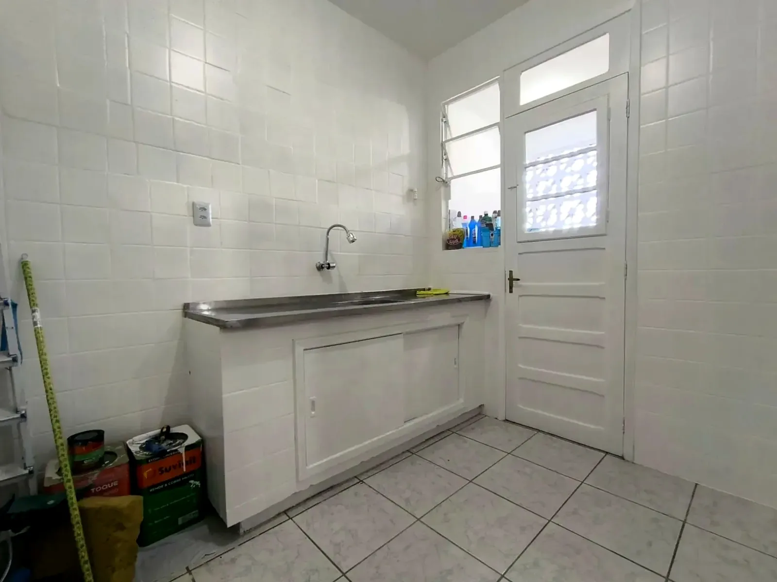 Cozinha com pia e armário