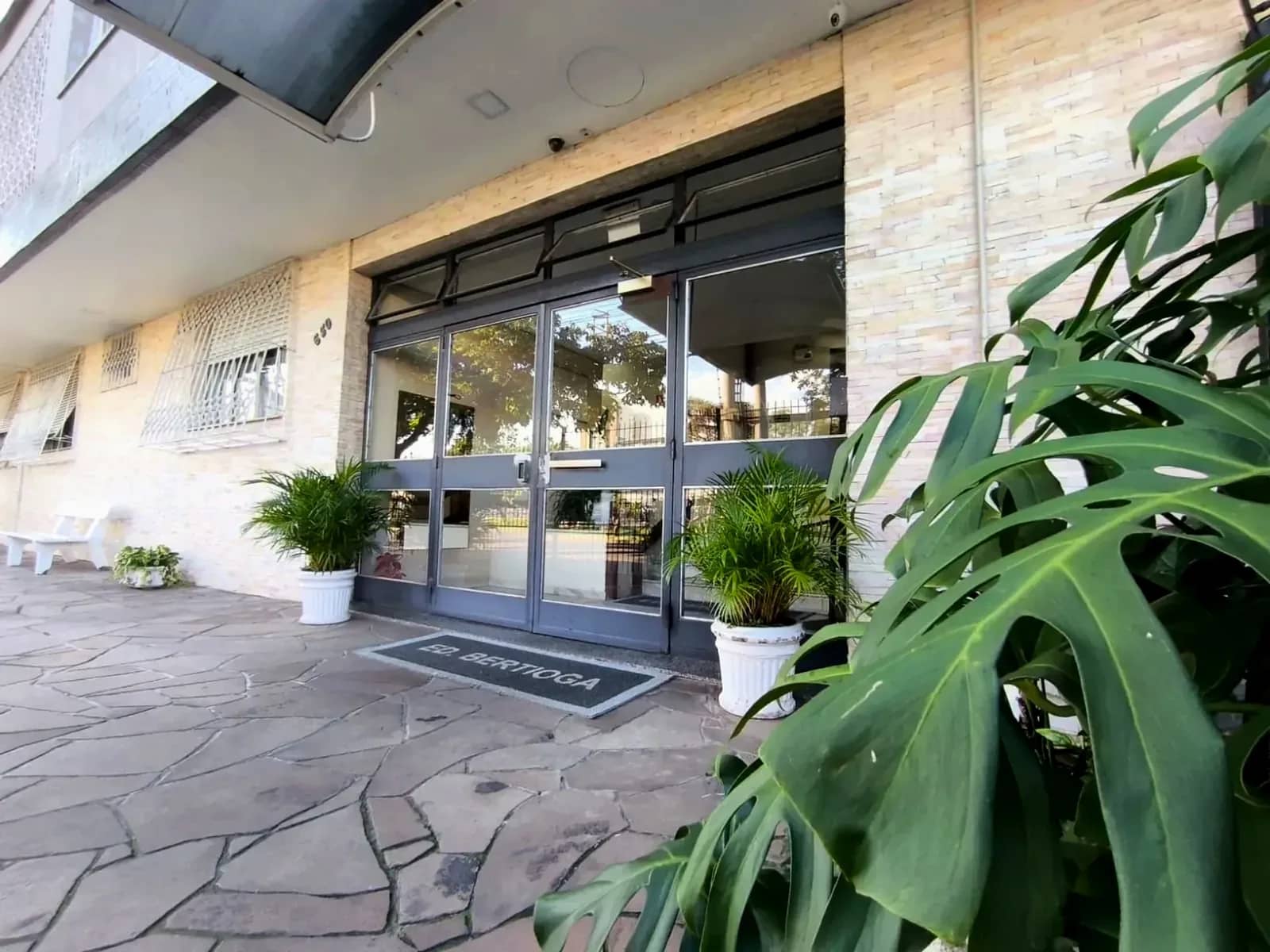 Entrada do prédio com jardim