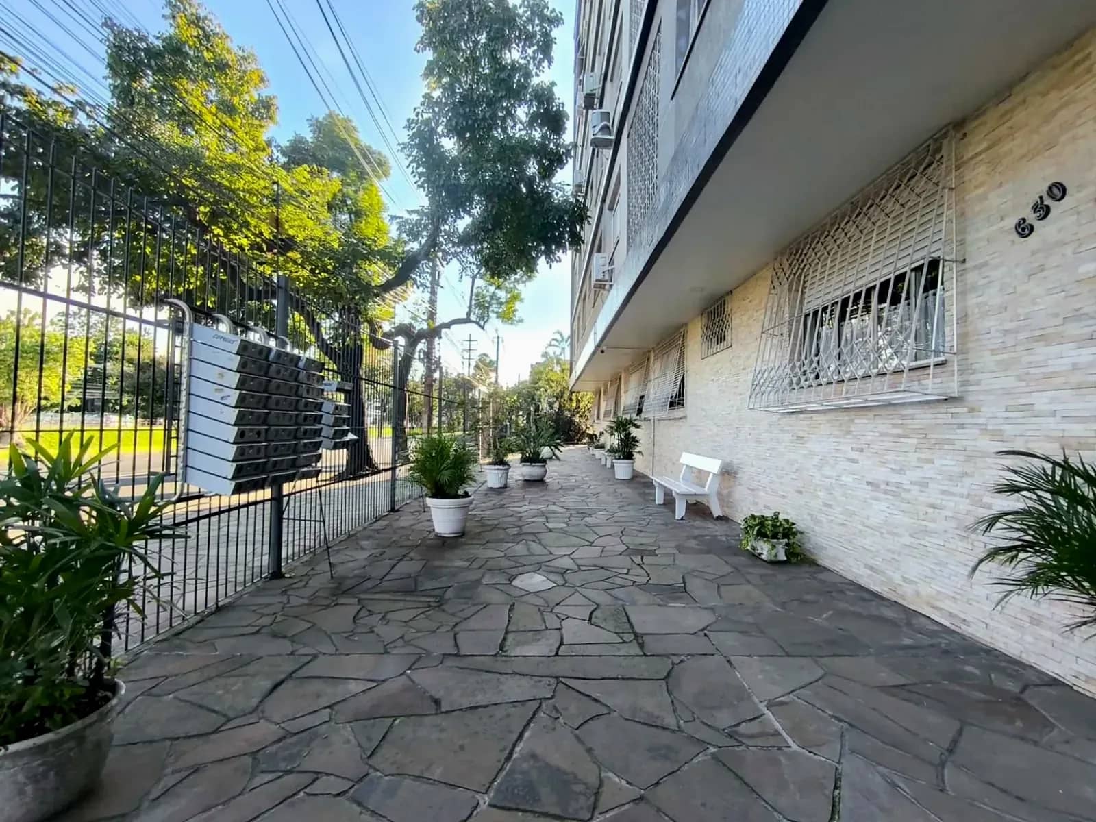 Acesso lateral do prédio