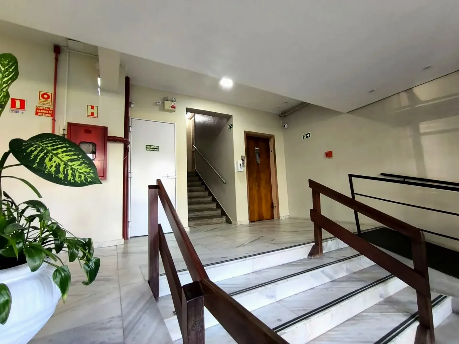 Hall com rampa e escada